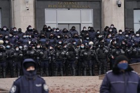 Protest în PMAN: 5 cordoane de polițiști înconjoară clădirea Guvernului
